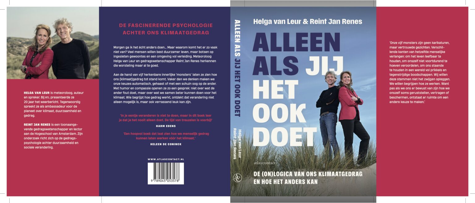 kaft boek "Alleen als jij het ook doet" met beide auteurs op voorkant bovenop duin met blauwe lucht en de titel van eht boek ernaast.